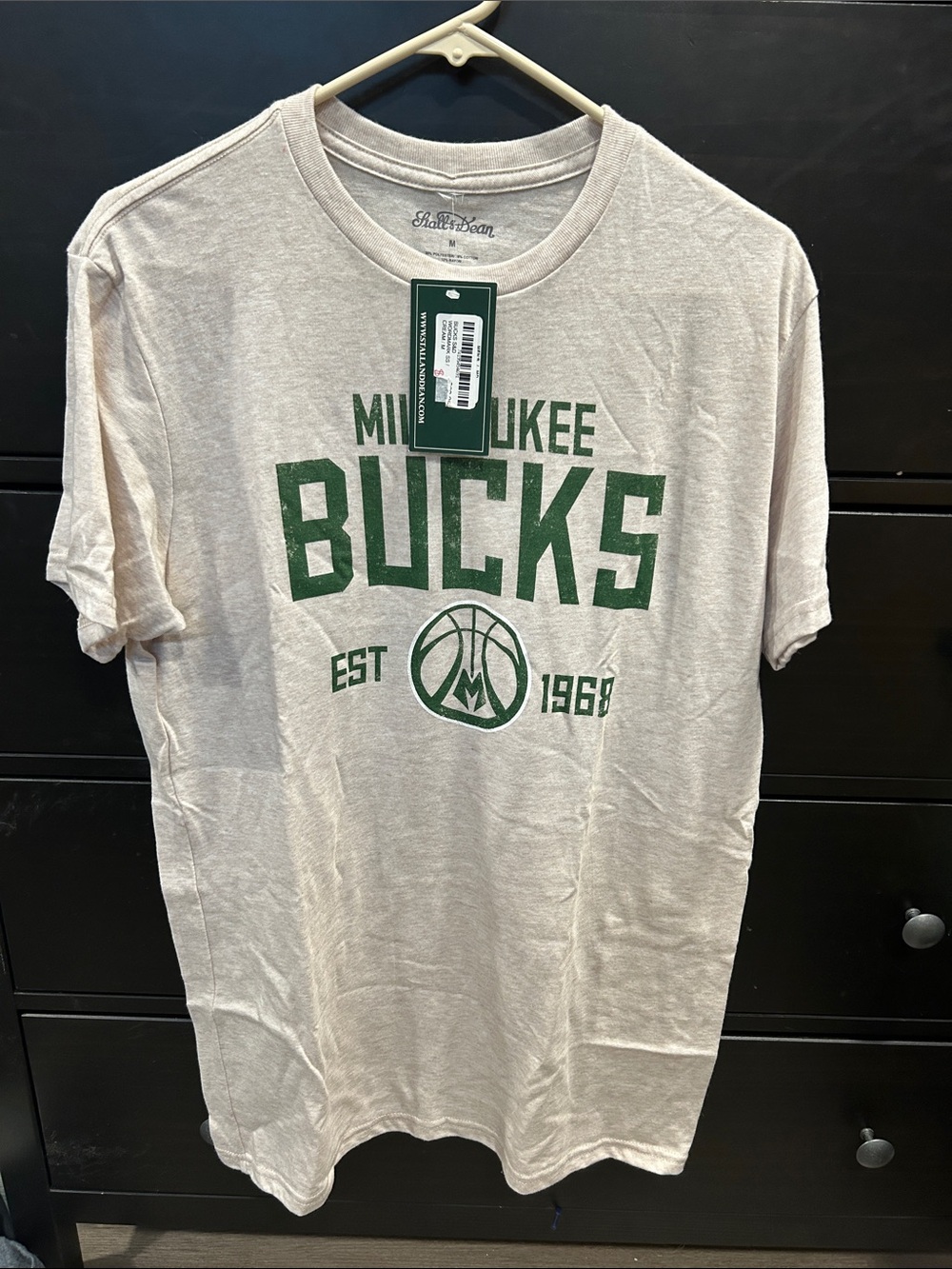 NWT Milwaukee Bucks Graphic Tee - Beige with Green Logo men’s size medium